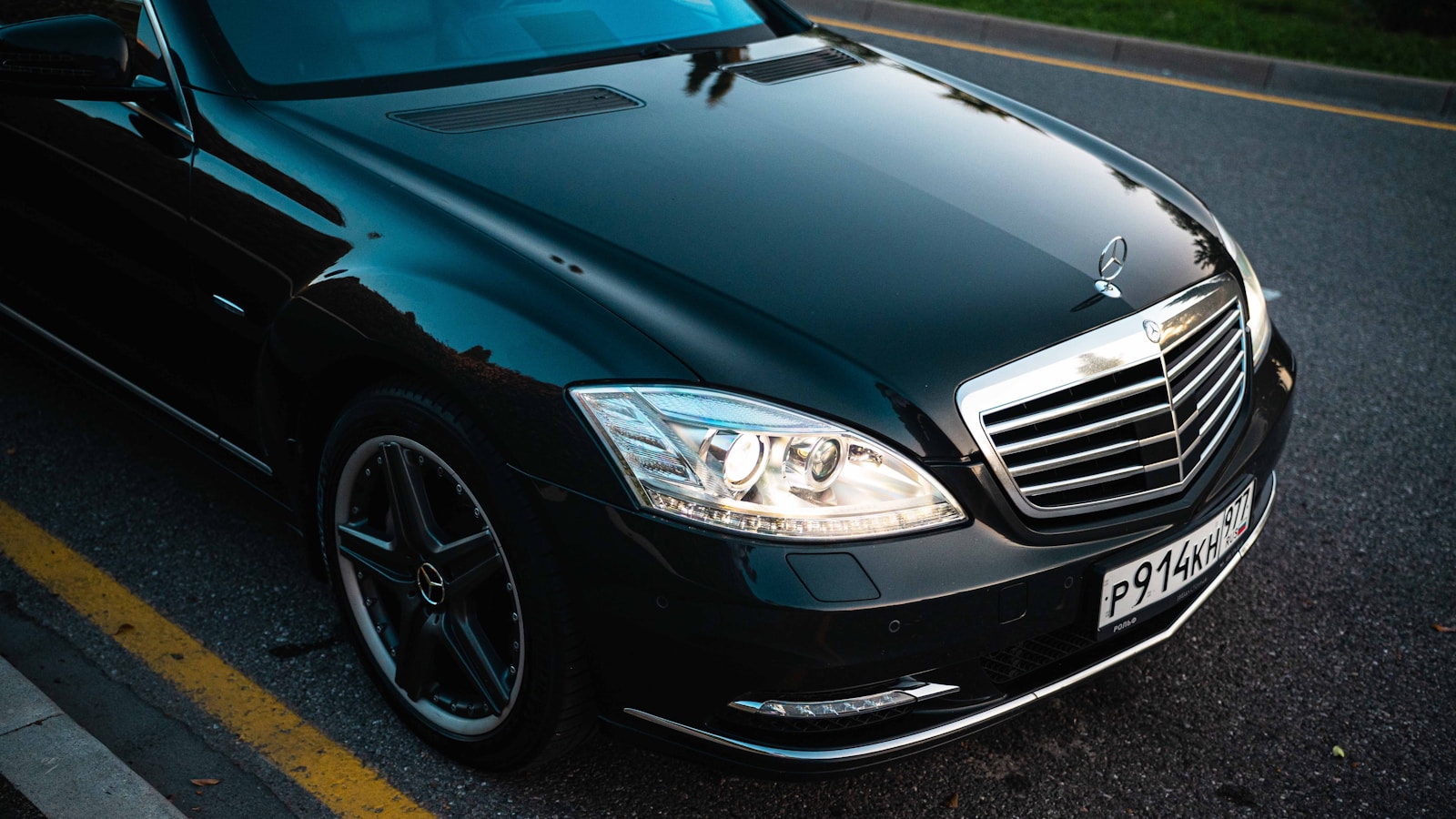 Black Mercedes-Benz E-Class taxi saloon
